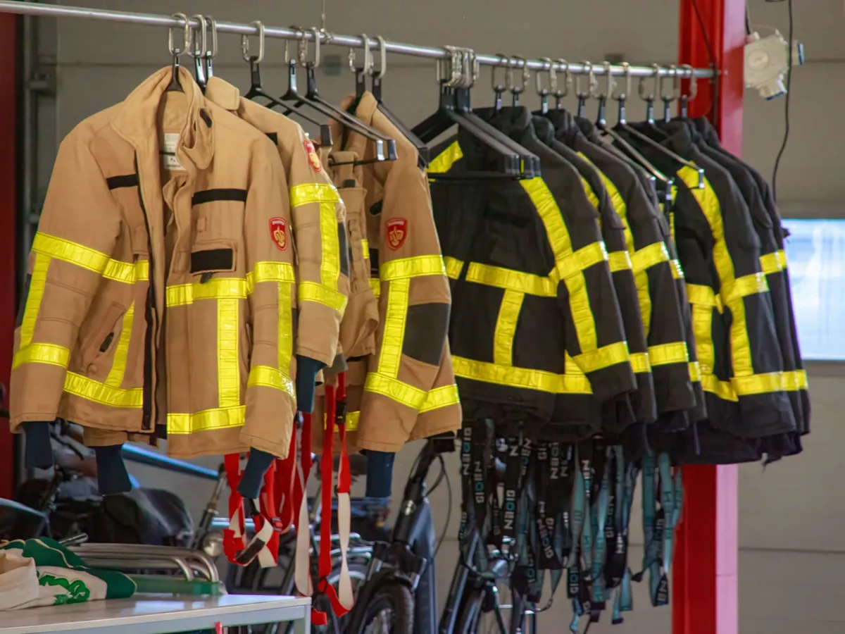 Uniformes de trabajo limpios colgados